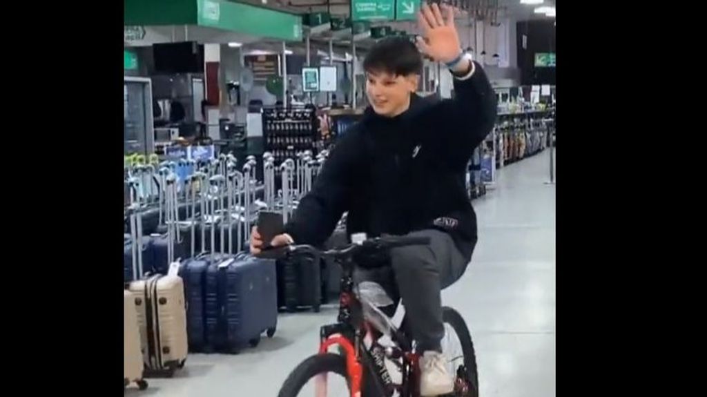 Dos tiktokers pasan la noche en un súpermercado