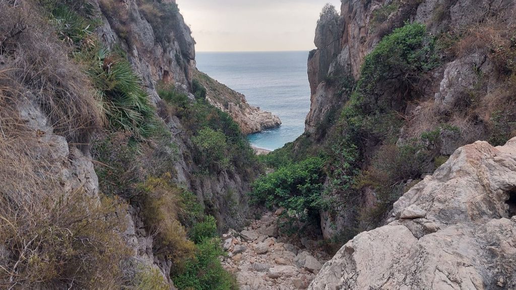 El acceso a la cala es tremendamente escarpado