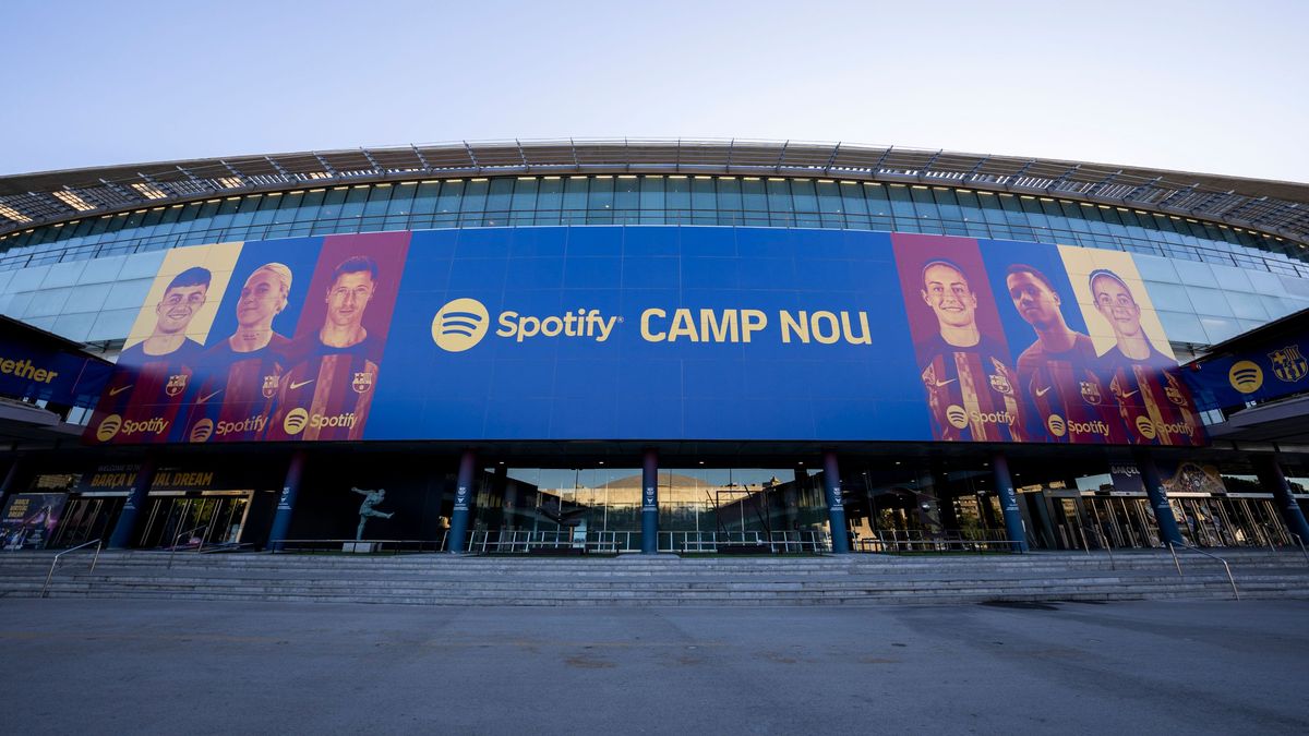 El Barcelona presume de Lewandowski: su rostro ya luce en la fachada del Camp Nou