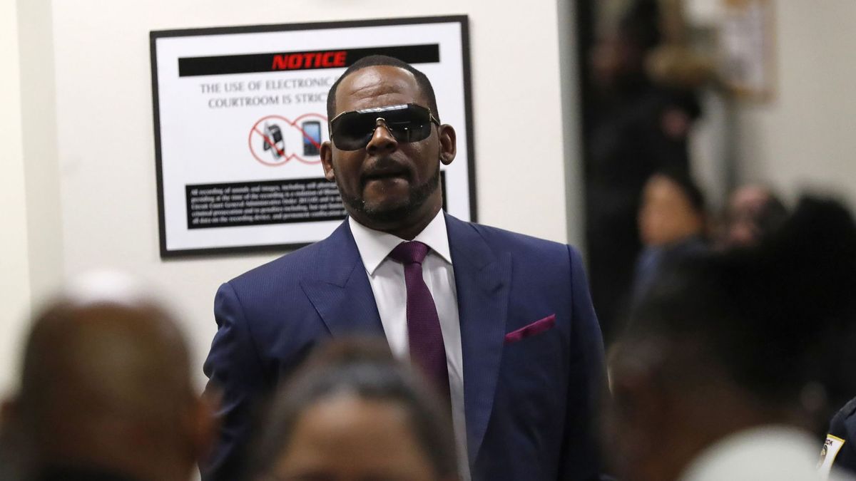 El cantante R. Kelly ha sido sentenciado a 25 años de prisión por posesión de material pornográfico y abuso sexual de menores