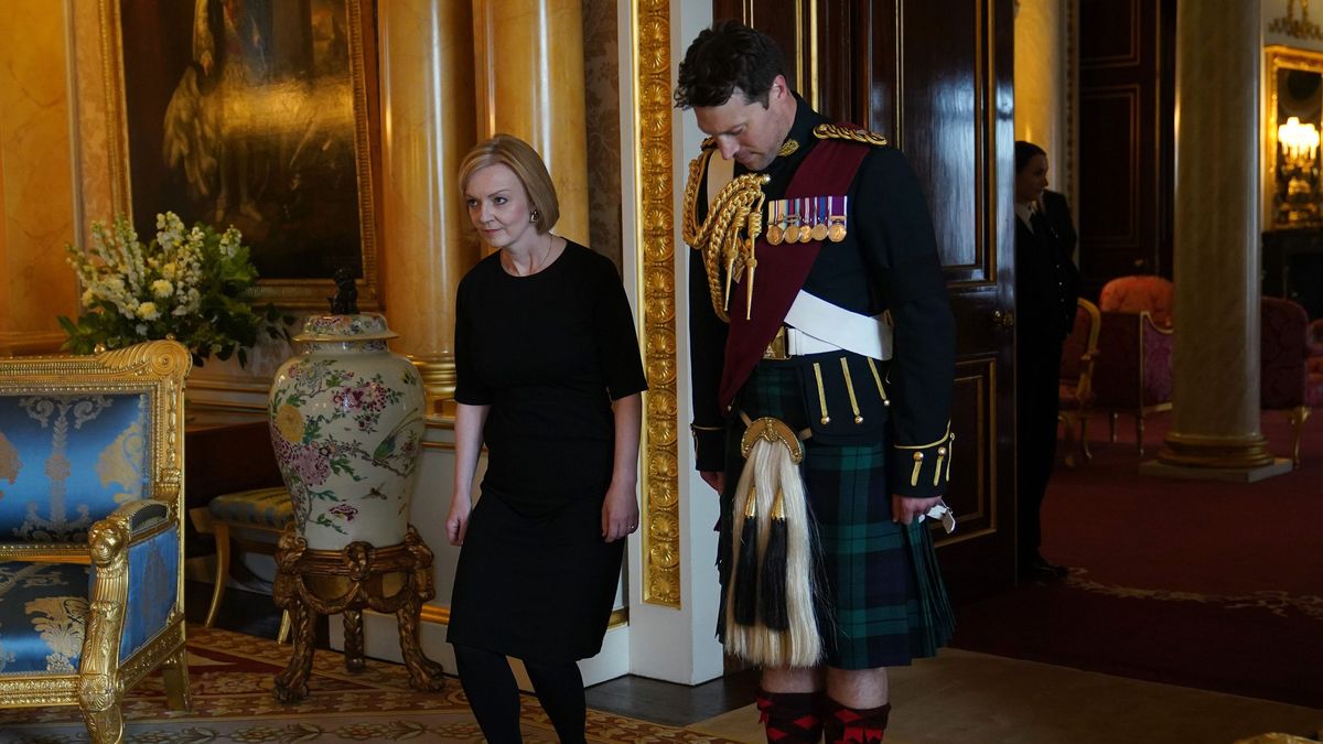 El guapo escudero de Carlos III junto a la primera ministra Liz Truss