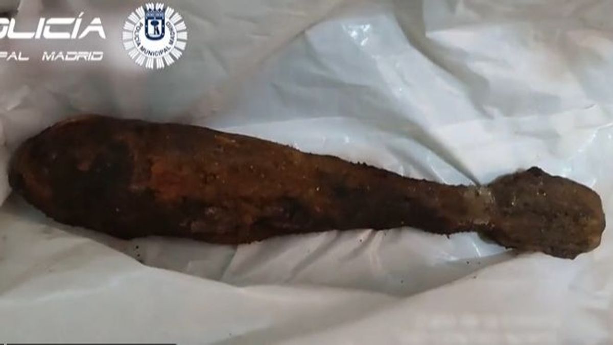 El hallazgo de una bomba de la Guerra Civil en las obras de un portal paraliza una calle de Malasaña El hallazgo de una bomba de la Guerra Civil en las obras de un portal paraliza una calle de Malasaña