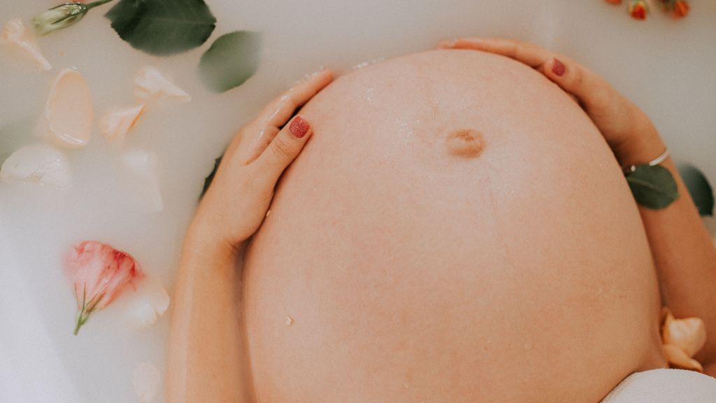El ombligo se abulta durante el embarazo. FUENTE: Pexels