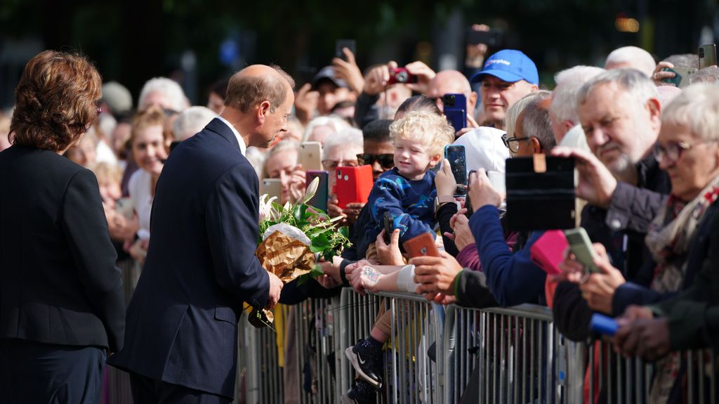 El príncipe Eduardo agradece las condolencias el público en Mánchester
