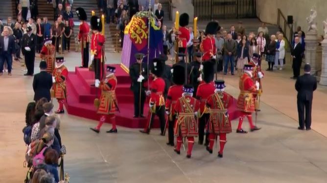 Expectación con los cambios de guardia en la capilla ardiente