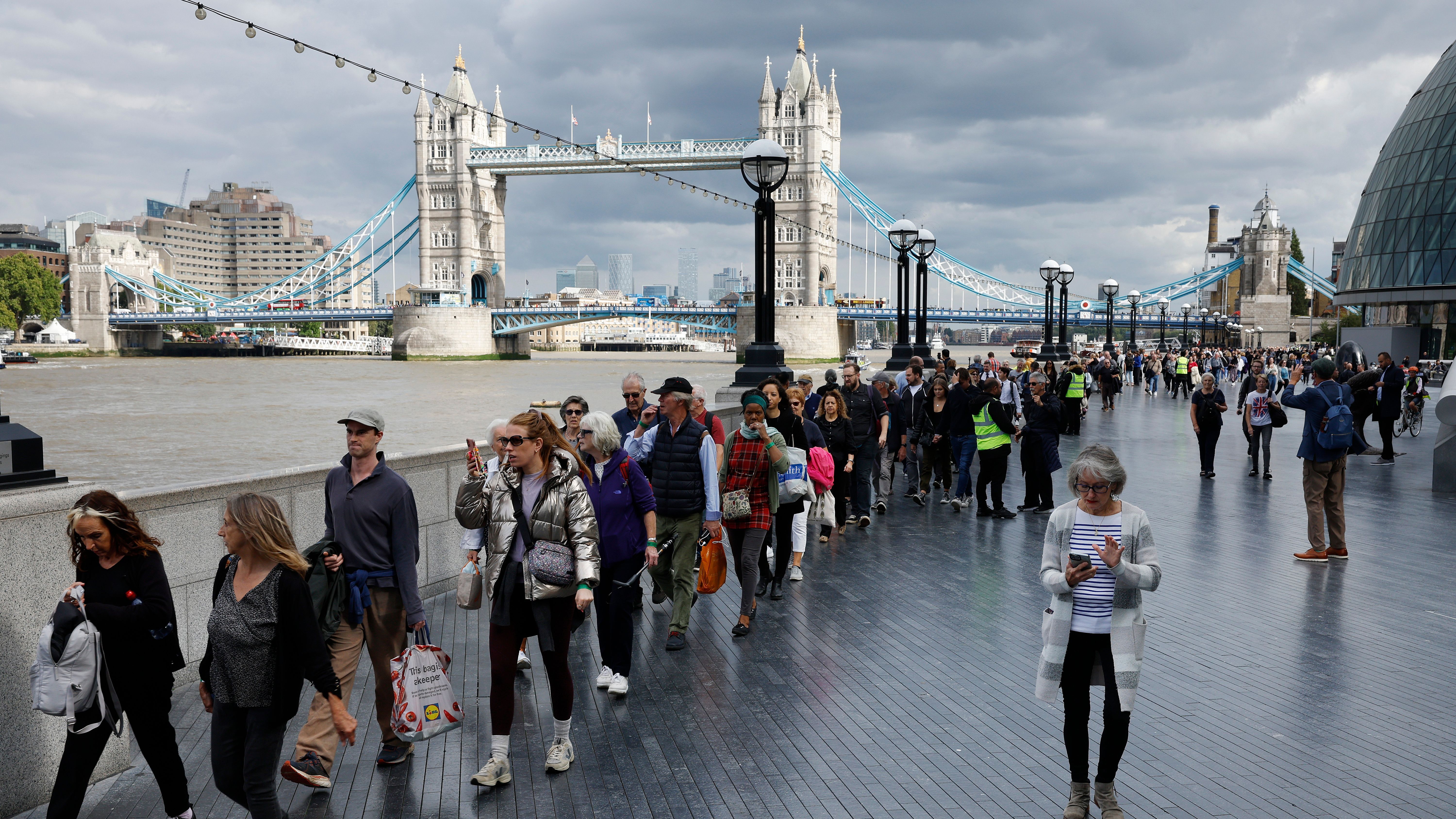 La cola para entrar a la capilla ardiente de la reina de Inglaterra