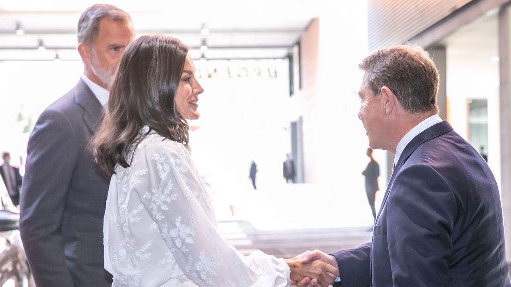 La Reina Letizia justo el día antes de su 50 cumpleaños con el Rey Felipe acuden a la inauguración de la ampliación del hospital de Guadalajara