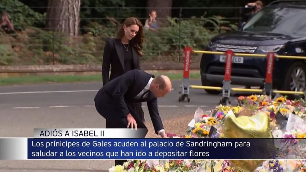 Los príncipes de Gales visitan los tributos florales a Isabel II en el palacio de Sandringham