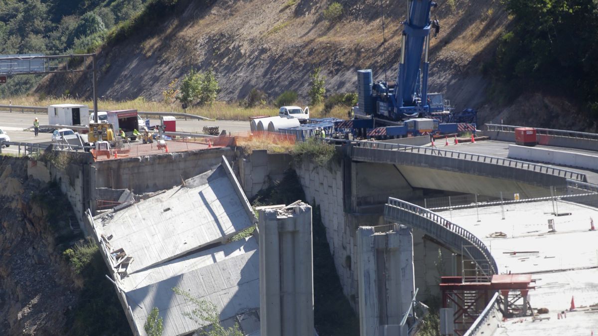 O Castro, Vega de Valcarce, León. Cae el tercer y ultimo vano del viaducto de O Castro en la A6. Los trabajos realizados por tecnicos del Ministerio de Fomento han dado al fin su fruto y el vano, que se comenzo a perforar remotamente el pasado miercoles, ha caido por fin sobre las 14h de este viernes. En la imagen, aspecto actual de la zona donde se asentaba el viaducto, en la tarde del viernes 19 de agosto O Castro, Vega de Valcarce, León. Cae el tercer y ultimo vano del viaducto de O Castro en la A6. Los trabajos realizados por tecnicos del Ministerio de Fomento han dado al fin su fruto y el vano, que se comenzo a perforar remotamente el pasado miercoles, ha caido por fin sobre las 14h de este viernes. En la imagen, aspecto actual de la zona donde se asentaba el viaducto, en la tarde del viernes 19 de agosto
