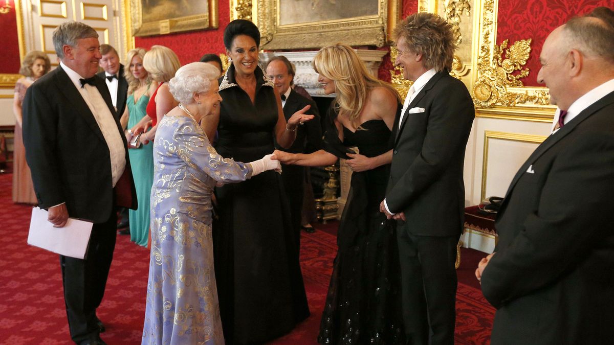 Penny Lancaster saluda a la reina Isabel II en una imagen de archivo