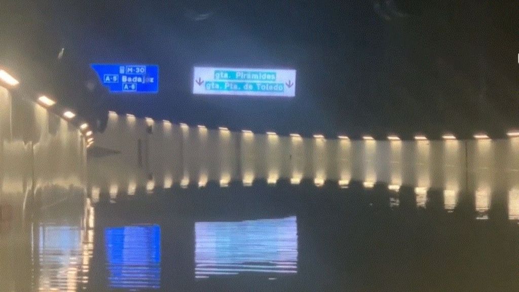 Las imágenes de la inundación de la M-30 por culpa de la rotura de una tubería