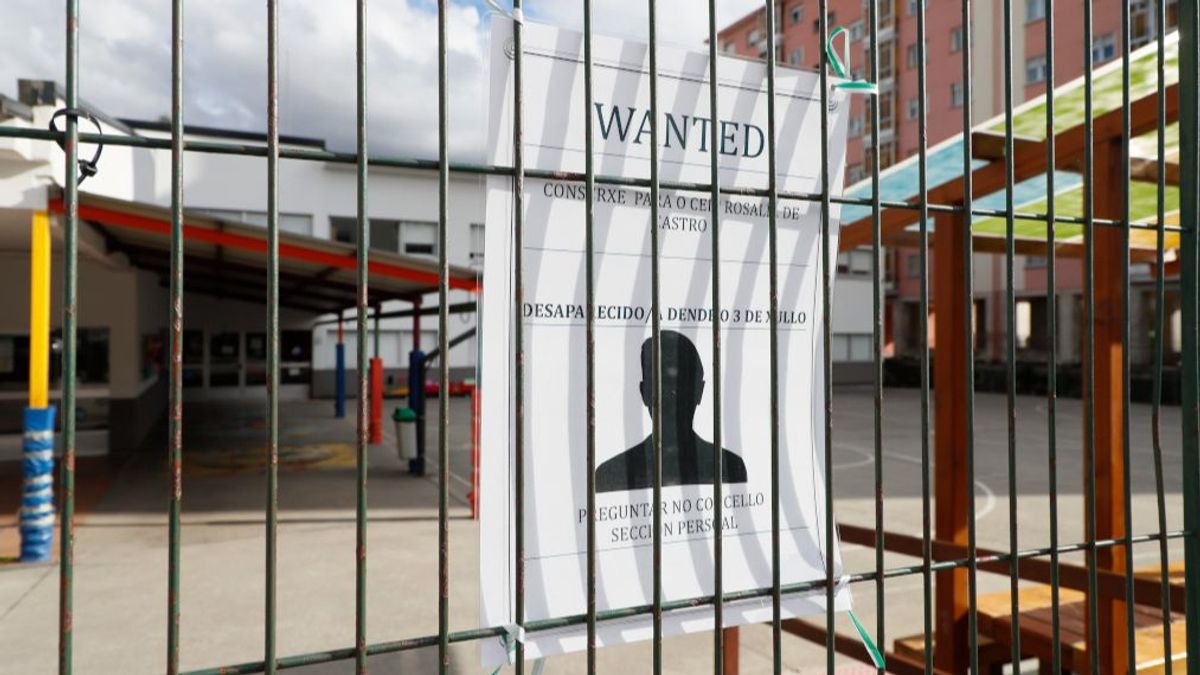 Un cartel colgado en el patio del CEIP Rosalía de Castro de Lugo. Un cartel colgado en el patio del CEIP Rosalía de Castro de Lugo.