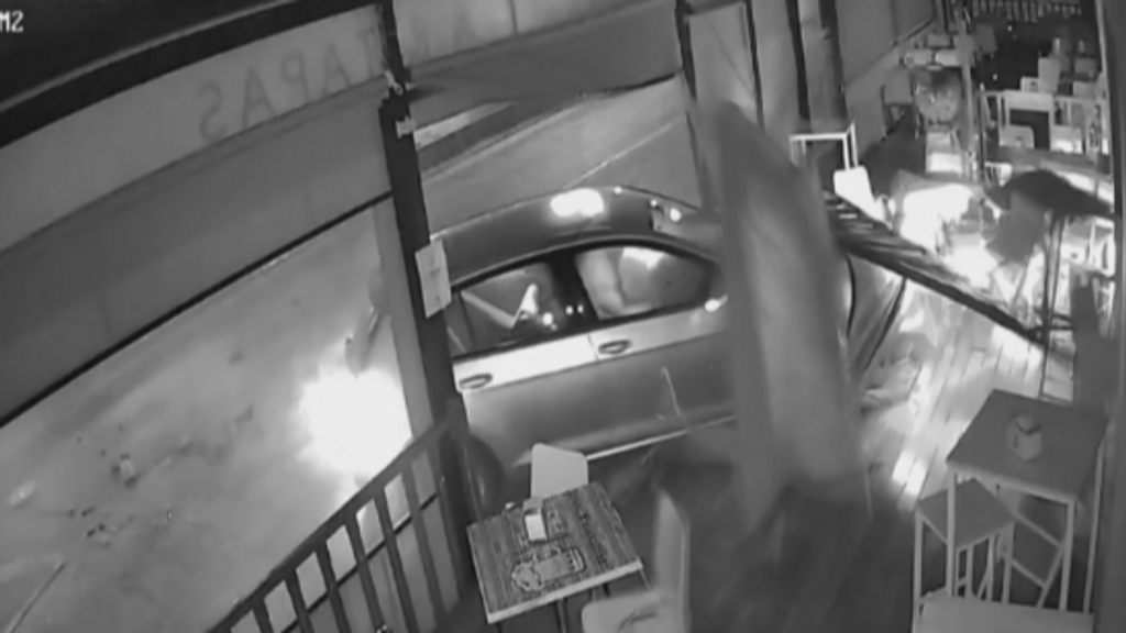 Un conductor se estampa con una terraza en Conil