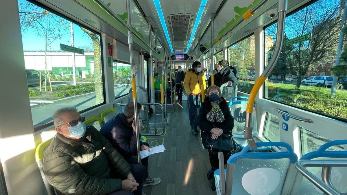 Usuarios de un bus de Vitoria Usuarios de un bus de Vitoria