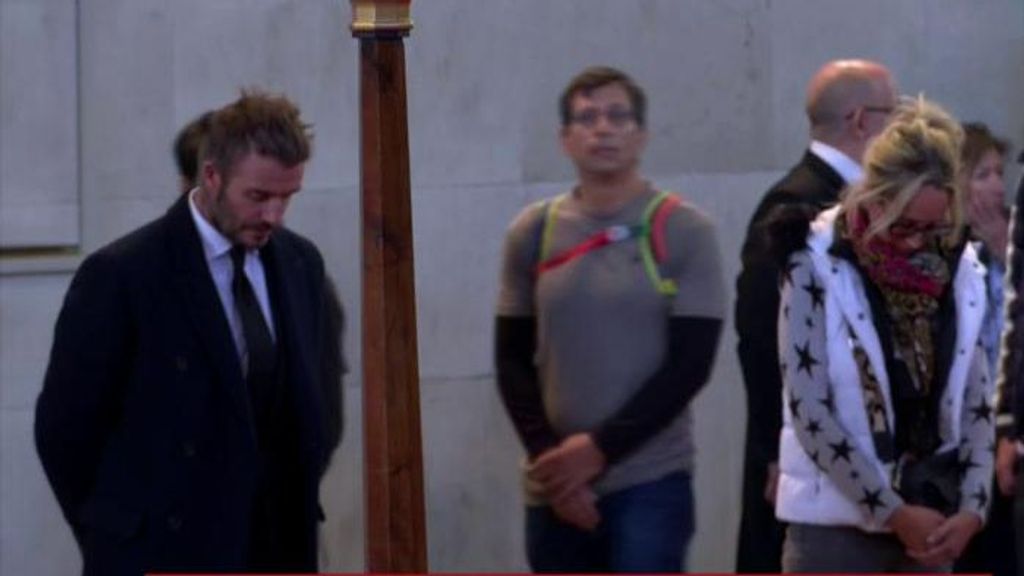 David Beckham, visiblemente emocionado en la capilla ardiente de la reina: hace 14 horas de col