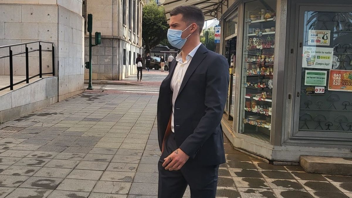 Archivo. El futbolista Santi Mina llegando a la Audiencia Provincial de Almería para la última sesión del juicio Archivo. El futbolista Santi Mina llegando a la Audiencia Provincial de Almería para la última sesión del juicio