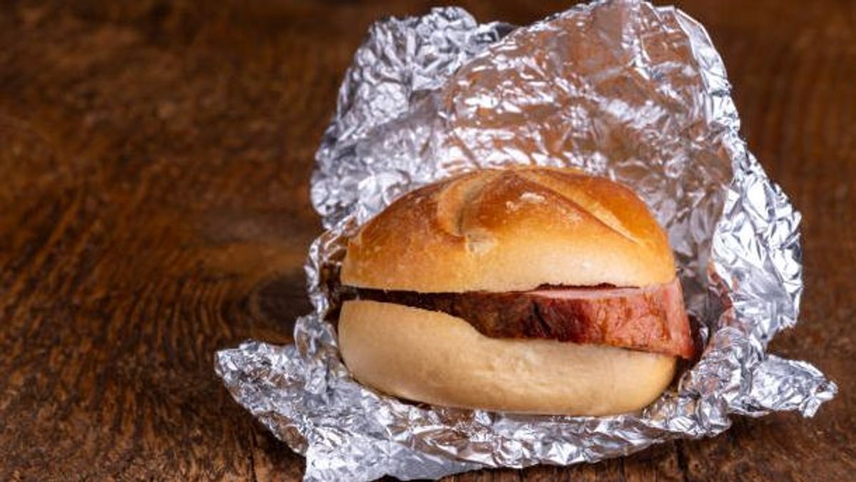 Bocata envuelto con papel de aluminio Bocata envuelto con papel de aluminio