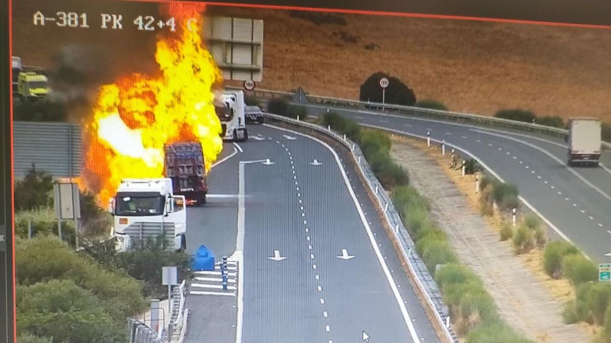 Camión ardiendo cargado de bombonas de butano en la A-381. Camión ardiendo cargado de bombonas de butano en la A-381.
