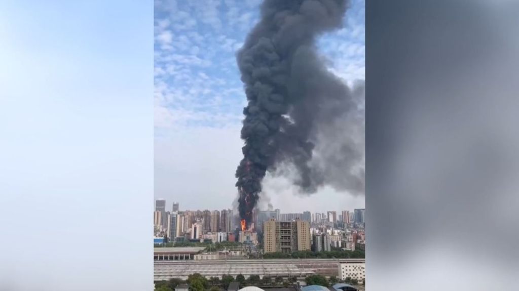 Coloso en llamas: un pavoroso incendio arrasa un rascacielos en Changsha, China