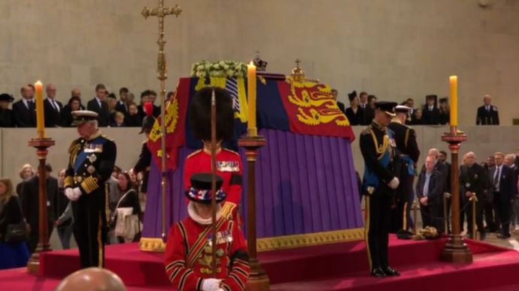 El rey Carlos III, en la vigilia en memoria de la reina en Westminster Hall