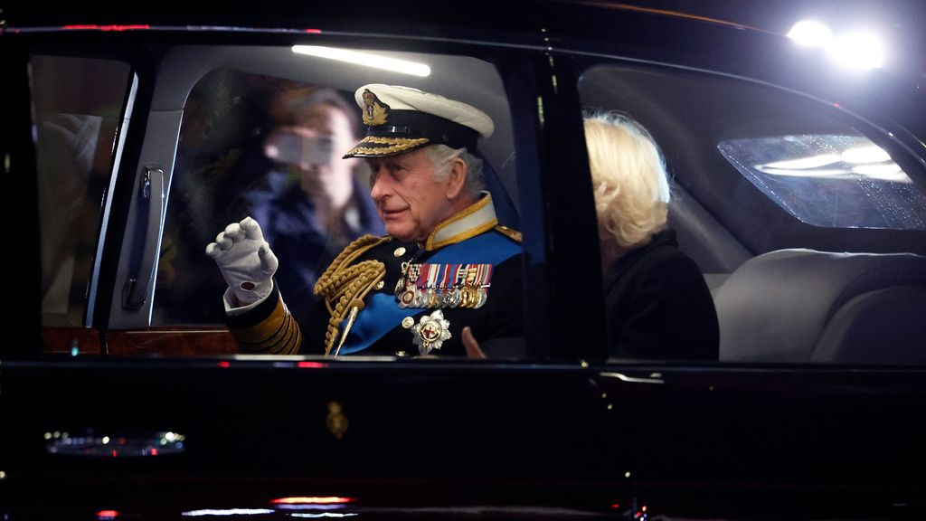 El rey Carlos sale del Palacio de Buckingham para la vigilia