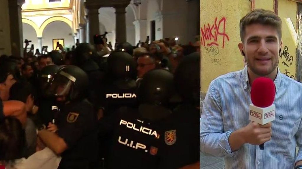 Empujones, gritos y cargas policiales en la conferencia de Macarena Olona: así lo vivimos en 'En boca de todos'