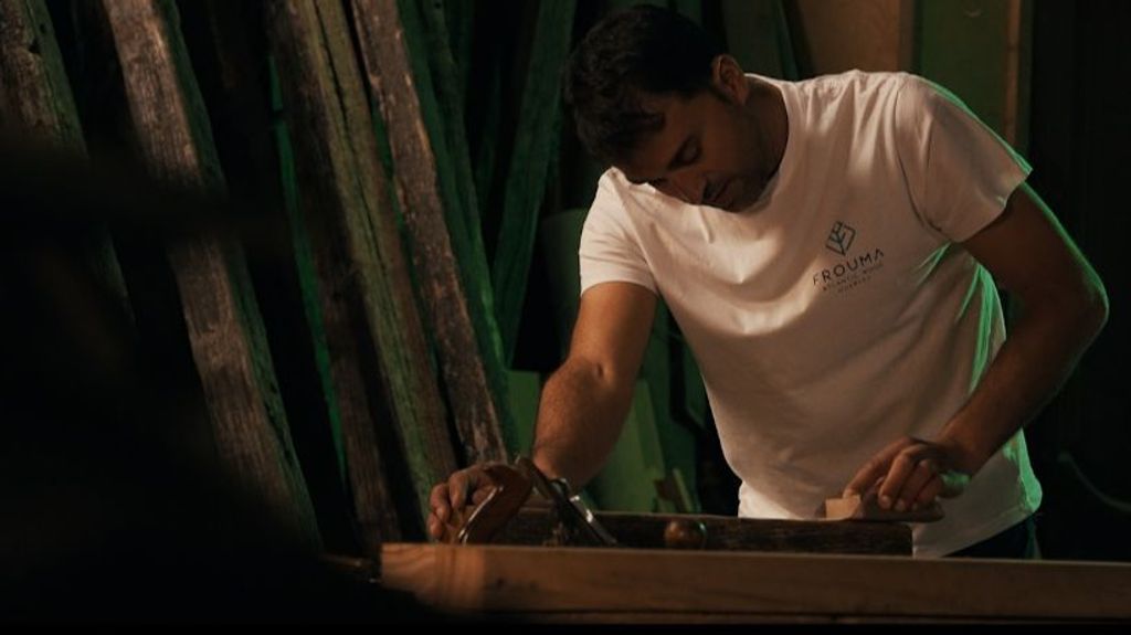 Fran Millán, trabajando en su carpintería.