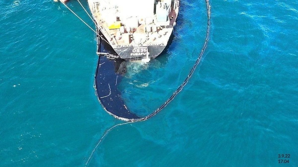 Imágenes de dron del buque OS35 semihundido ante Gibraltar. Imágenes de dron del buque OS35 semihundido ante Gibraltar.