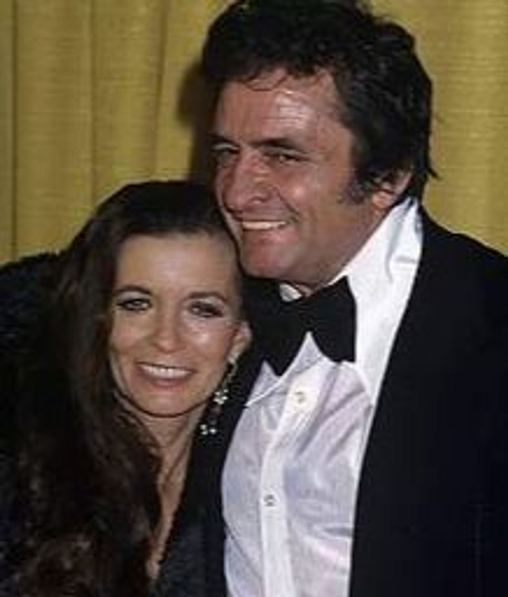 June Carter Cash y Johnny Cash alrededor de la década de 1970