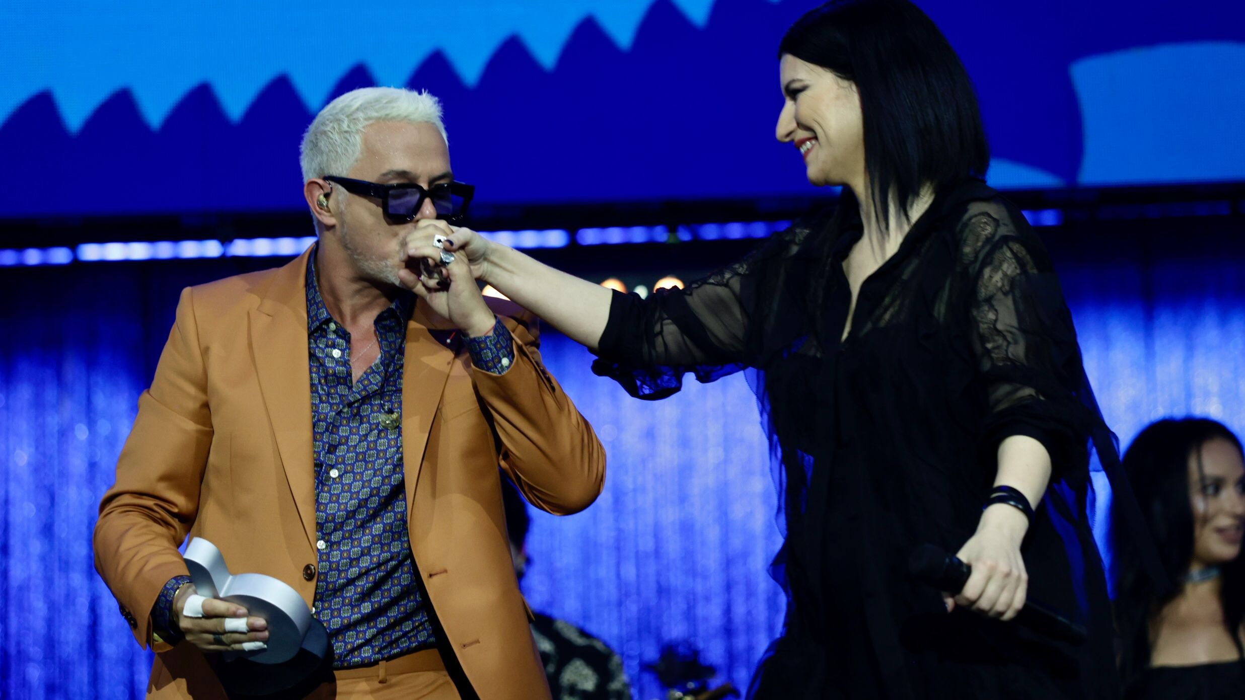 Laura Pausini le entregó uno de los premios a su amigo Alejandro Sanz