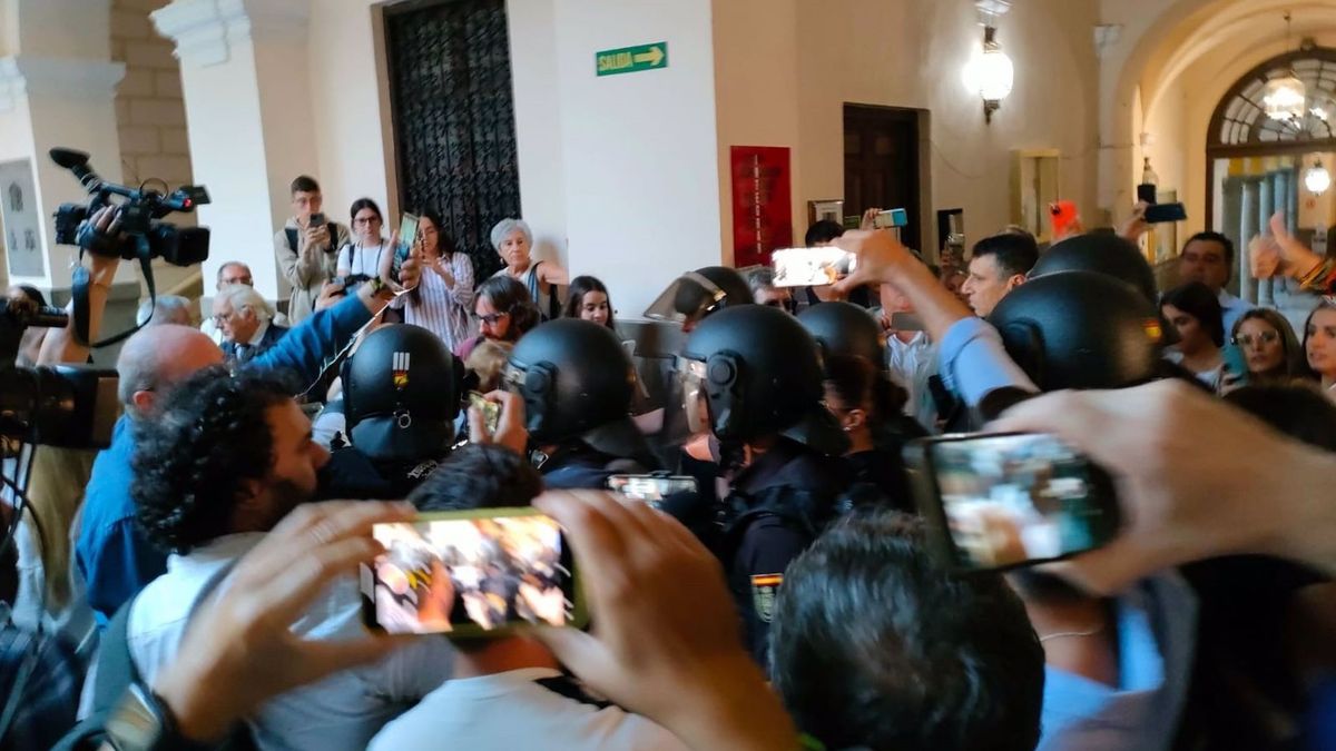 Olona escoltada entre la multitud Olona escoltada entre la multitud