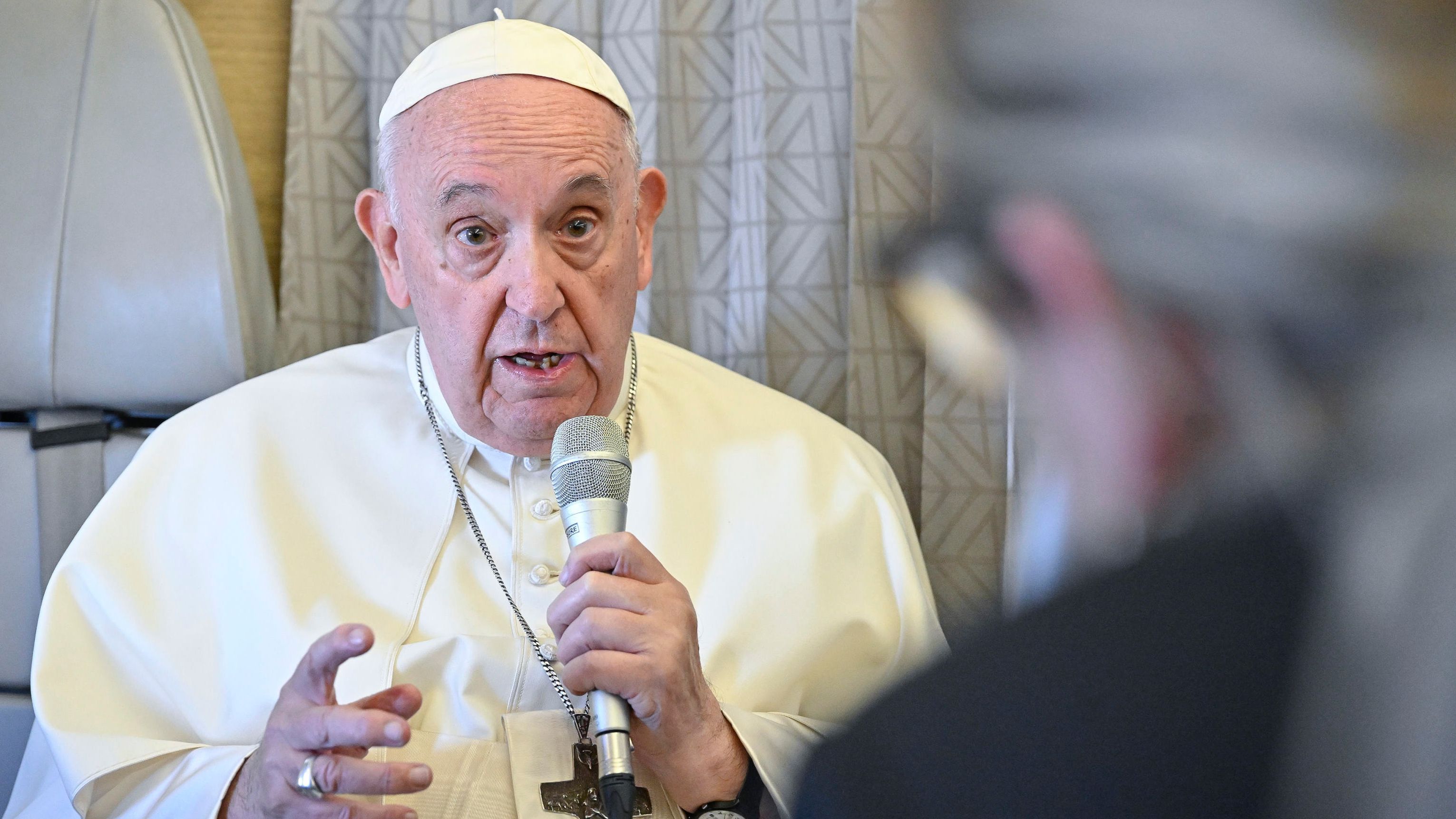 El papa dice que suministrar armas a Ucrania para defenderse es "moralmente aceptable"