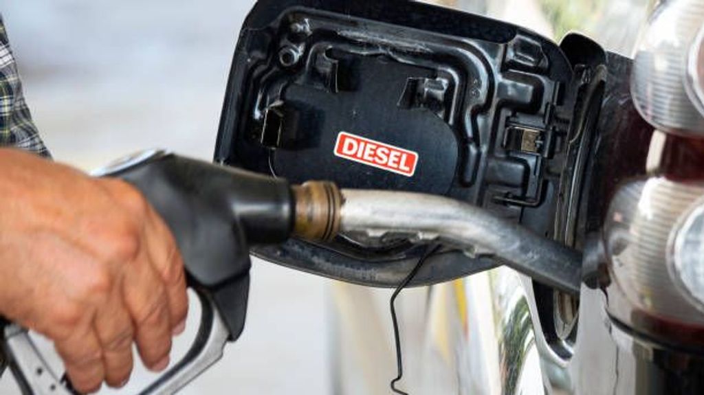 El Gobierno se plantea mantener el descuento de los combustibles solo a profesionales y rentas más bajas