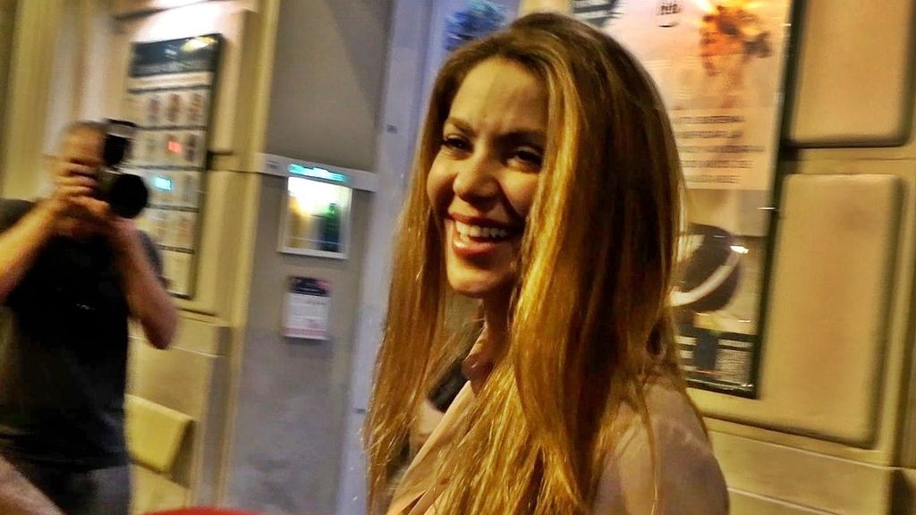 Shakira sale del despacho de abogados tras reunirse con Piqué