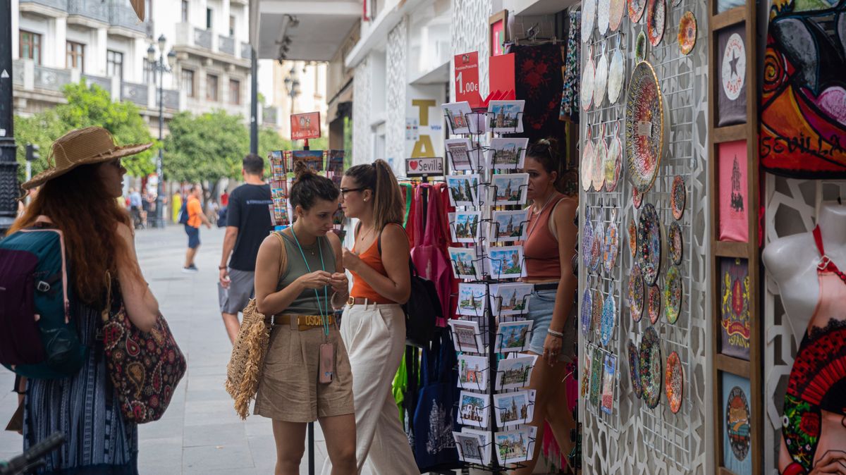 Turistas en tiendas de souvenirs este agosto en Sevilla