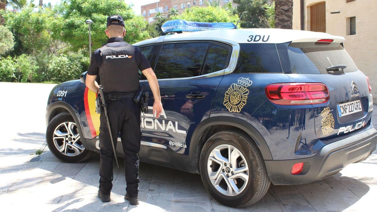 Agente y vehículo Policía Nacional Agente y vehículo Policía Nacional