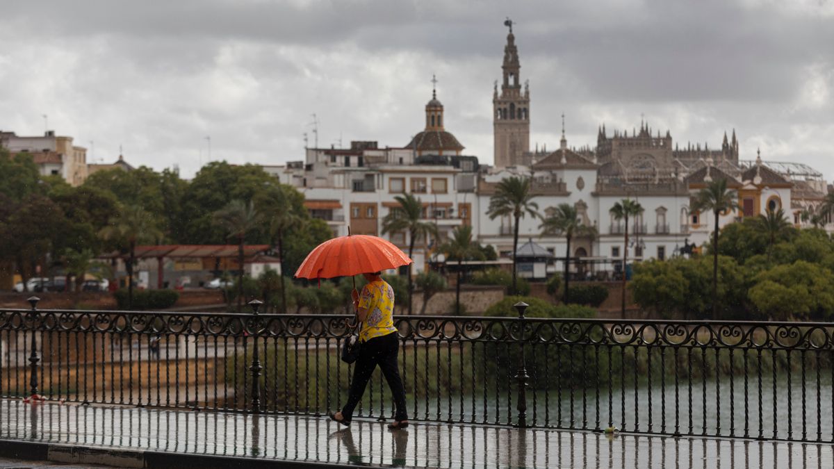 Cielo nublado puente triana 13 septiembre 2022 sevilla andalucia espana Cielo nublado puente triana 13 septiembre 2022 sevilla andalucia espana