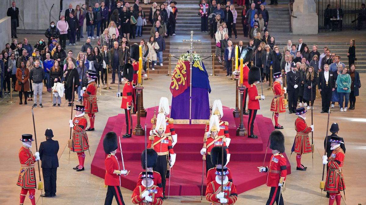 Detenido un hombre por saltar el perímetro de seguridad y tocar el féretro de Isabel II