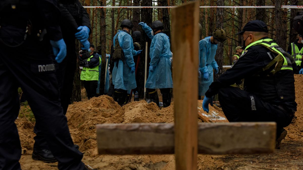 Estados Unidos califica de "crimen de guerra" la fosa común con 440 cuerpos en Izium