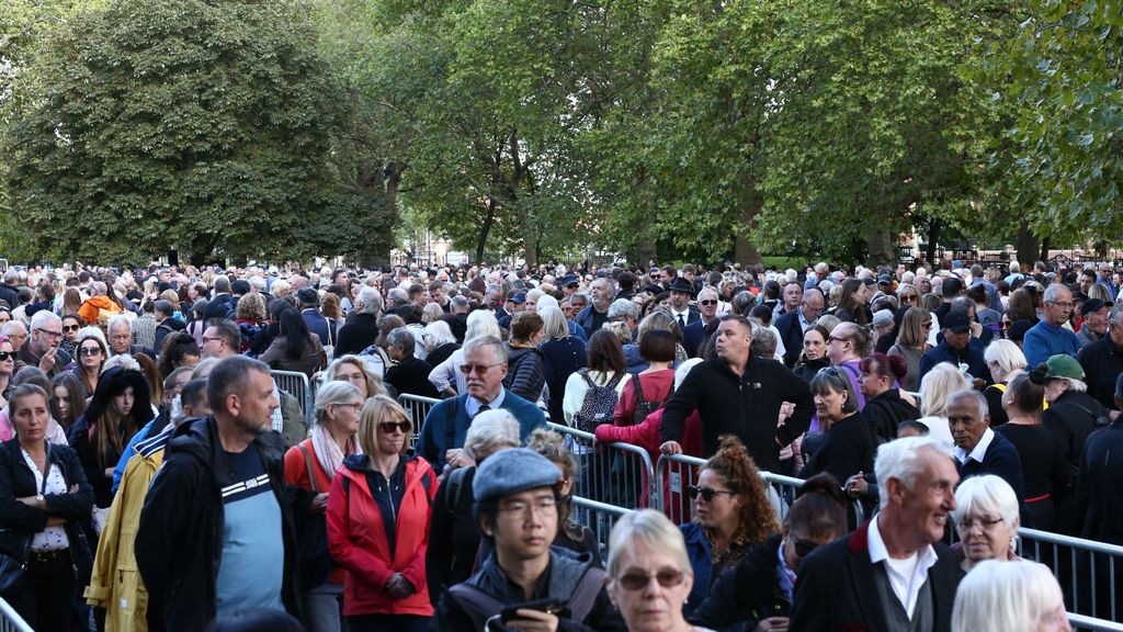 La fila para despedirse de Isabel II, "la más larga del mundo", supera las 24 horas de espera