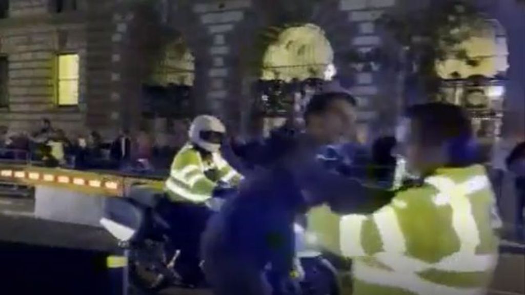 La Policía derriba en Londres a un patinador que atravesaba la comitiva del rey Carlos III