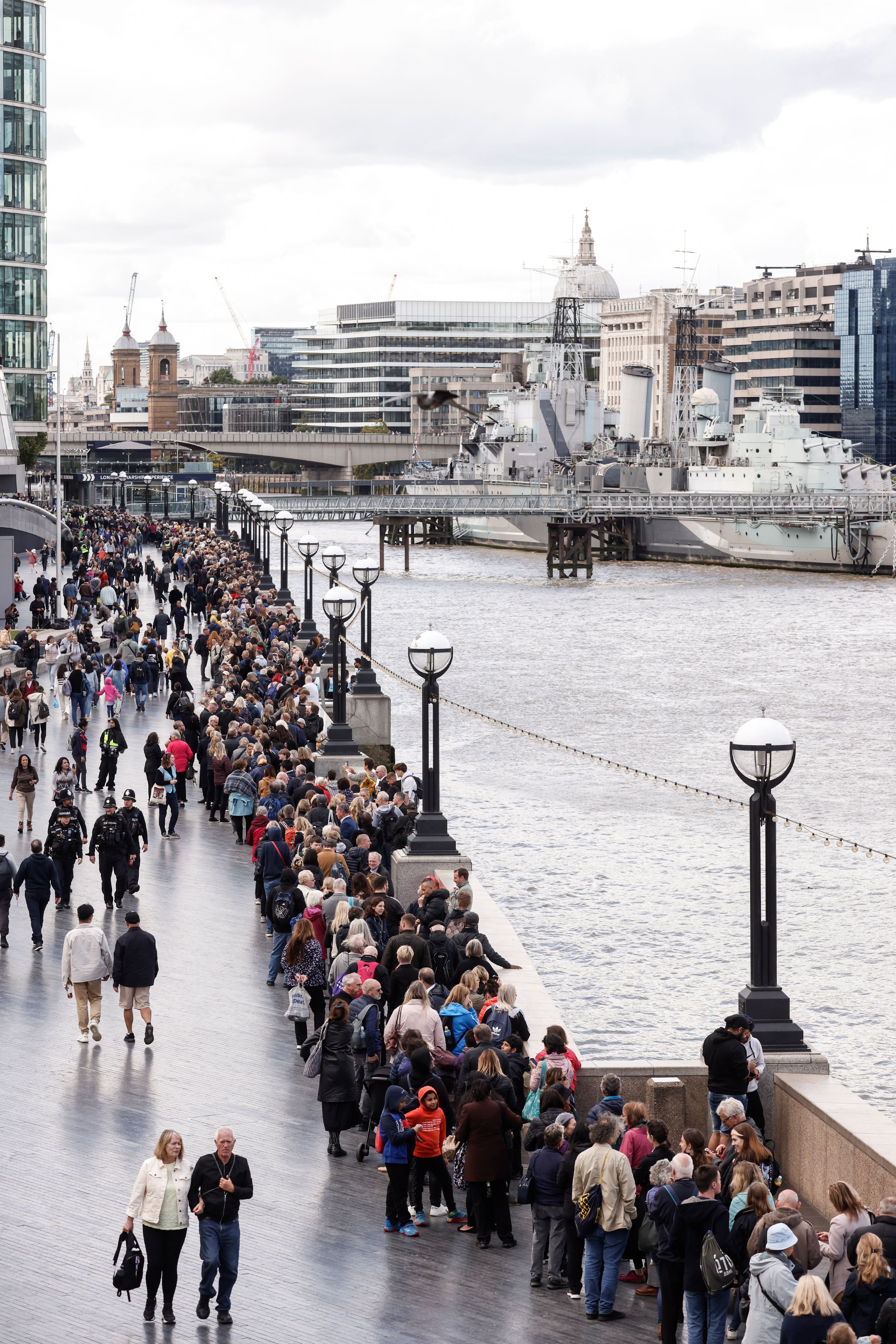 Las colas para despedir a la reina Isabel II, las más grandes jamás vistas