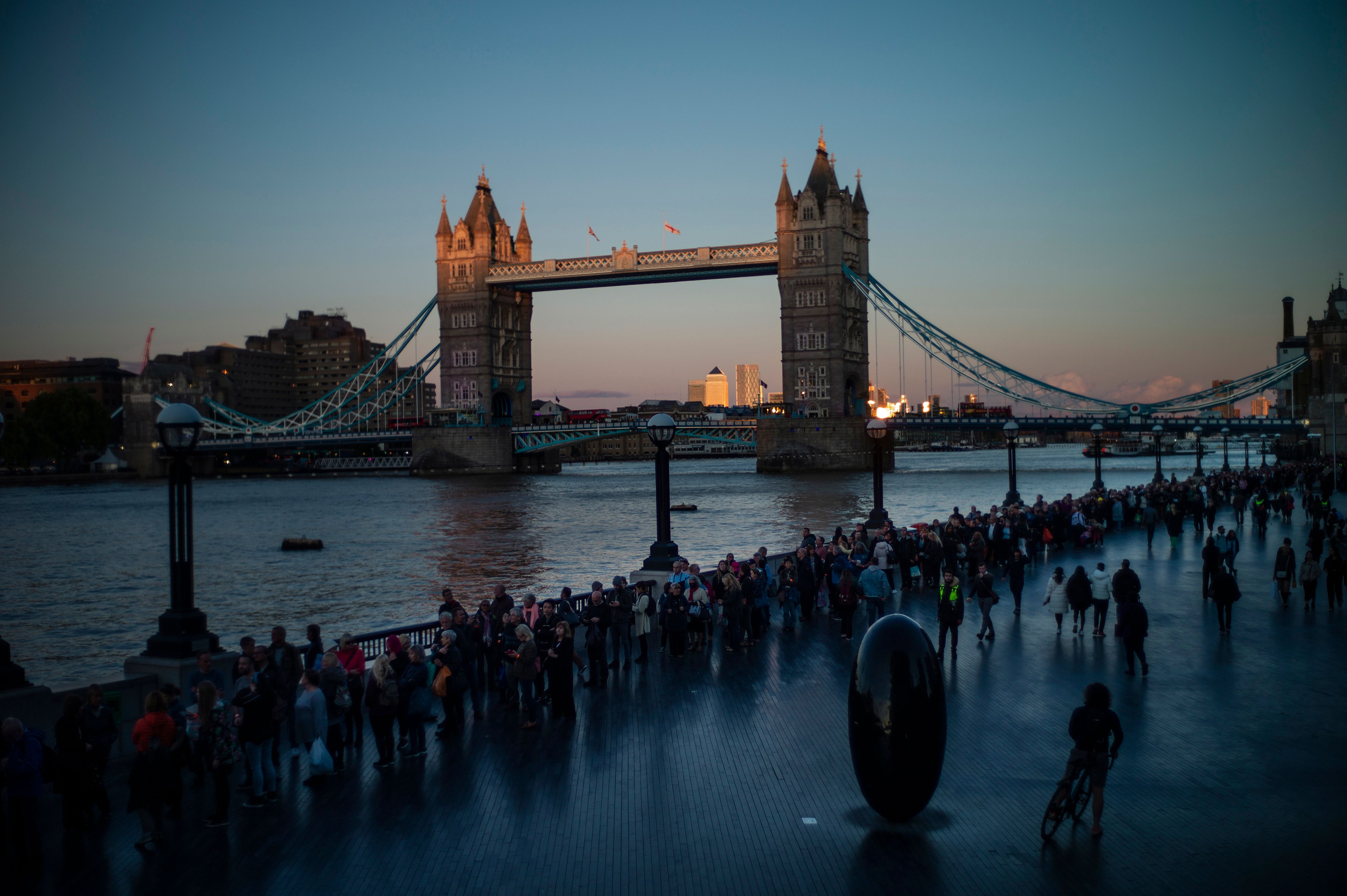 Las colas para despedir a la reina Isabel II, las más grandes jamás vistas