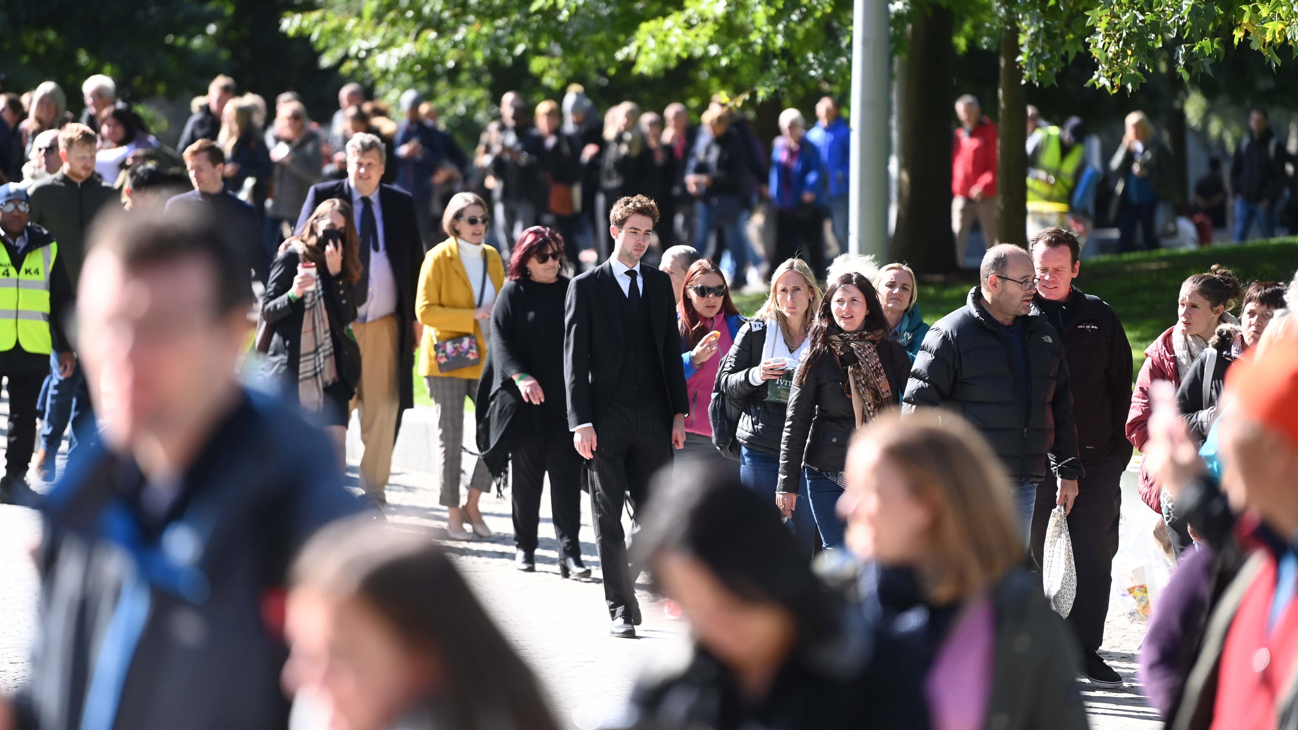 Las colas para despedir a la reina Isabel II, las más largas jamás vistas