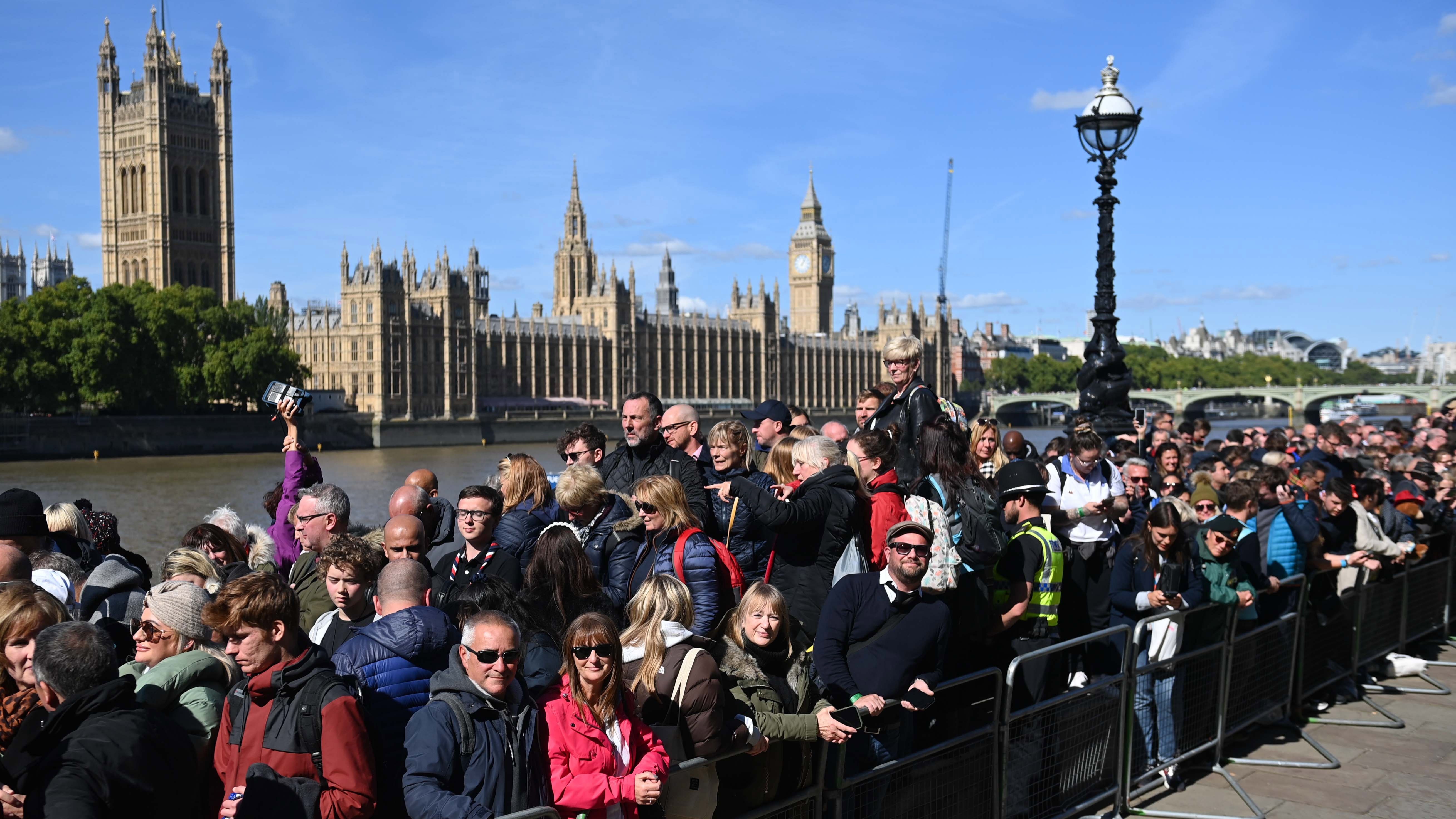 Las colas para despedir a la reina Isabel II, las más largas jamás vistas