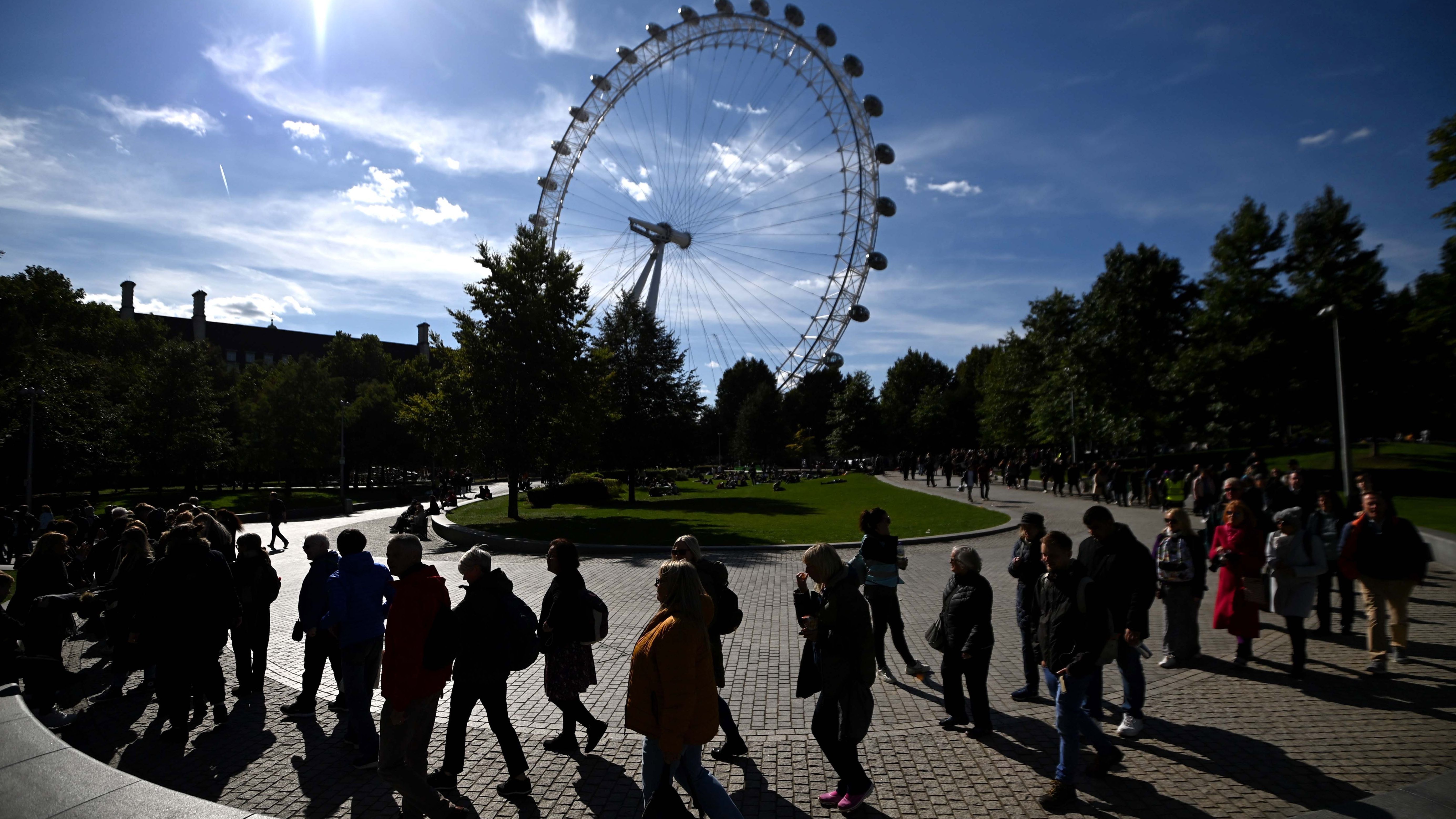 Las colas para despedir a la reina Isabel II, las más largas jamás vistas