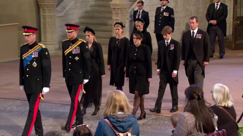 Los ocho nietos de Isabel II realizan la guardia de vigilia en torno al féretro de su abuela