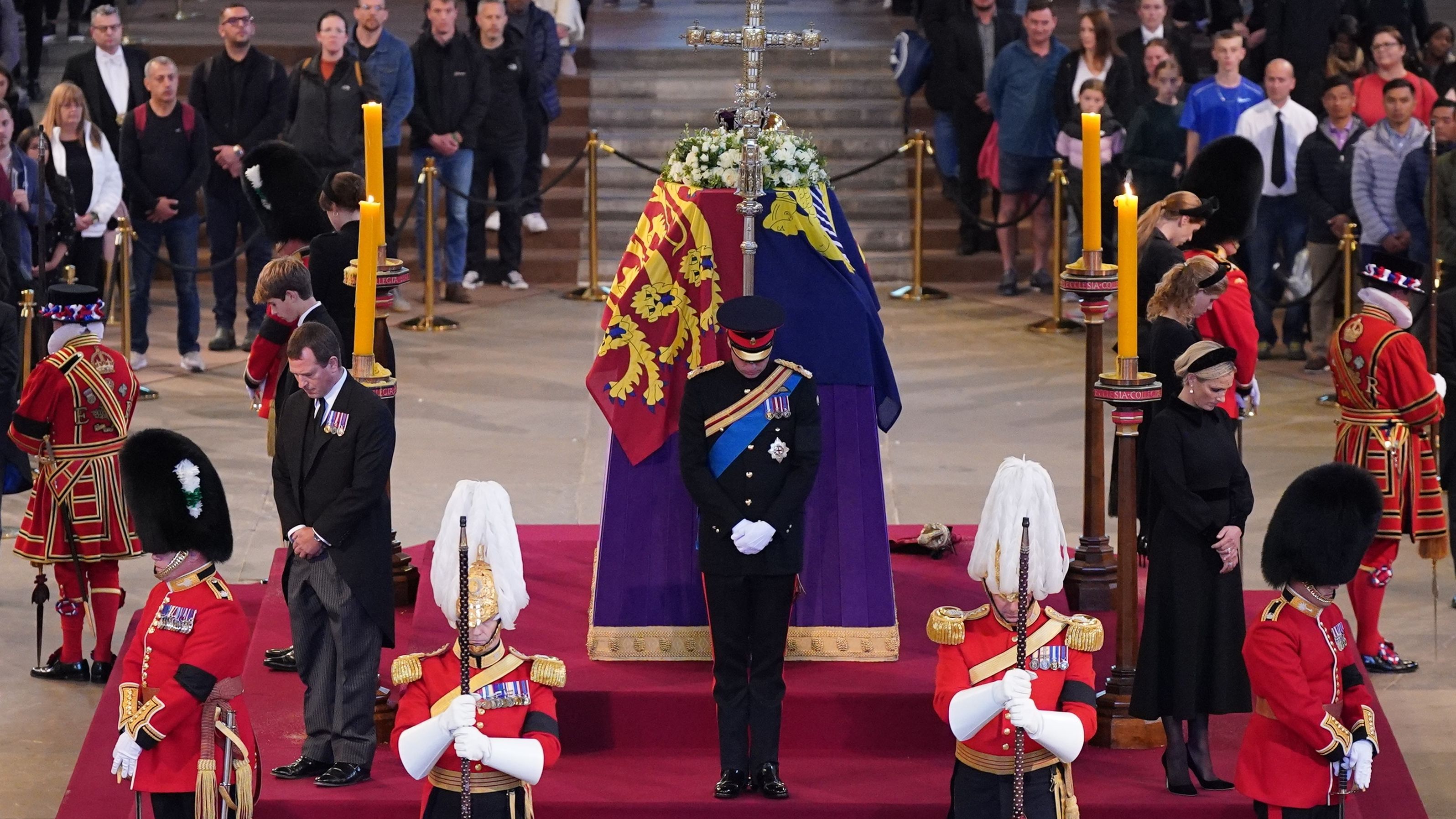 Los ocho nietos de Isabel II realizan la guardia de vigilia en torno al féretro de su abuela