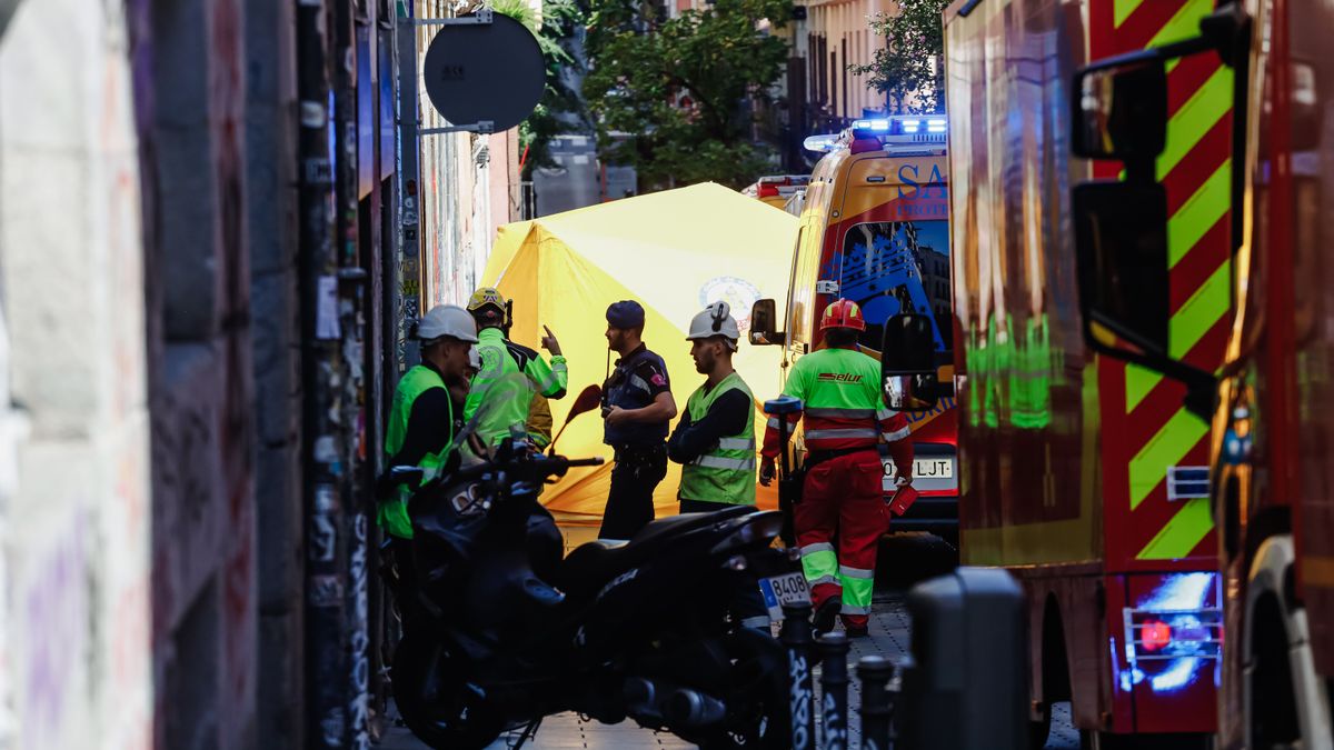 Samur Social permanecerá en el edificio afectado por la explosión en Malasaña, donde avanzan las labores de desescombro