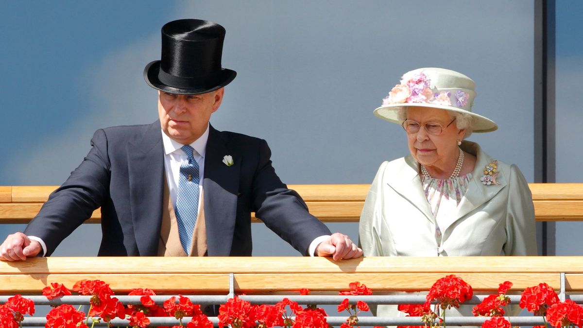 El príncipe Andrés y la reina Isabel II